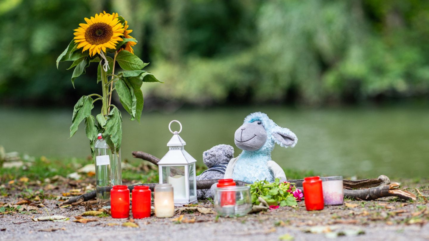 Kerzen und zwei Stofftiere liegen am Leichenfundort in Hamm.