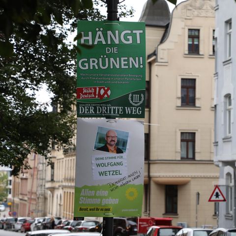 Ein Wahlplakat der Splitterpartei "III. Weg" hängt in Zwickau oberhalb eines Plakates der Grünen