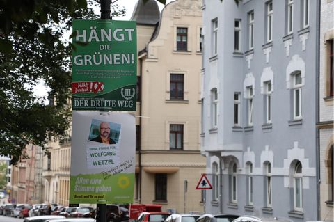Ein Wahlplakat der Splitterpartei "III. Weg" hängt in Zwickau oberhalb eines Plakates der Grünen