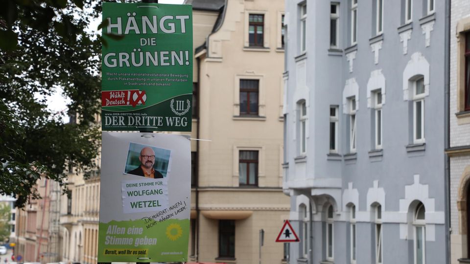 Ein Wahlplakat der Splitterpartei "III. Weg" hängt in Zwickau oberhalb eines Plakates der Grünen