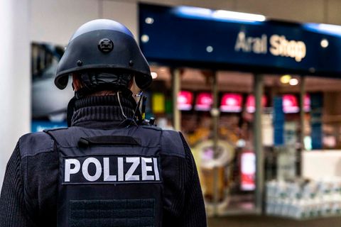 Ein Polizist auf dem Gelände einer Aral-Tankstelle in Idar-Oberstein