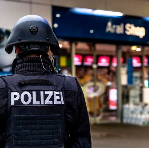 Ein Polizist auf dem Gelände einer Aral-Tankstelle in Idar-Oberstein