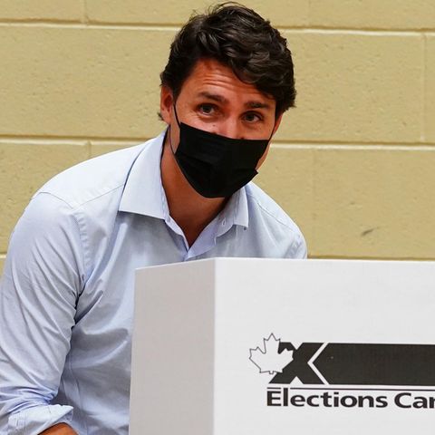 Justin Trudeau, Premier von Kanada und Chef der Liberalen Partei, gibt in seinem Wahlbezirk Papineau seine Stimme ab