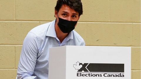 Justin Trudeau, Premier von Kanada und Chef der Liberalen Partei, gibt in seinem Wahlbezirk Papineau seine Stimme ab