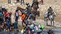 Berittene Beamte der US-Zoll- und Grenzschutzbehörde versuchen, haitianische Migranten aufzuhalten