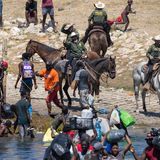 Berittene Beamte der US-Zoll- und Grenzschutzbehörde versuchen, haitianische Migranten aufzuhalten