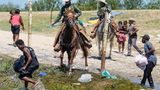 Berittene Beamte der US-Zoll- und Grenzschutzbehörde versuchen, haitianische Migranten aufzuhalten