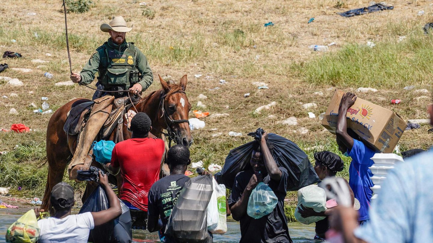 US border guards beat migrants with cords – White House outraged