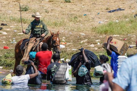 Ein berittener Beamter der US-Zoll- und Grenzschutzbehörde versucht, haitianische Migranten aufzuhalten