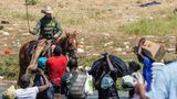 Ein berittener Beamter der US-Zoll- und Grenzschutzbehörde versucht, haitianische Migranten aufzuhalten