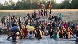 Unter den Augen von US-Grenzschützern kehren haitianische Flüchtlinge durch den Rio Grande zurück nach Mexiko