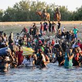 Unter den Augen von US-Grenzschützern kehren haitianische Flüchtlinge durch den Rio Grande zurück nach Mexiko