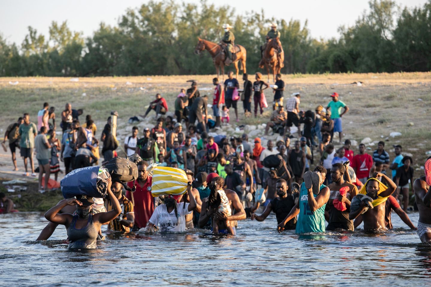 Unter den Augen von US-Grenzschützern kehren haitianische Flüchtlinge durch den Rio Grande zurück nach Mexiko