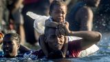 Mit einem Kleinkind auf den Schultern durchquert dieser haitianische Flüchtlinge den Rio Grande in Richtung Mexiko