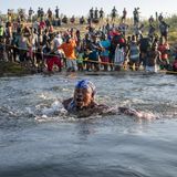 Schwimmend durchquert dieser haitianische Flüchtlinge den Rio Grande in Richtung Mexiko