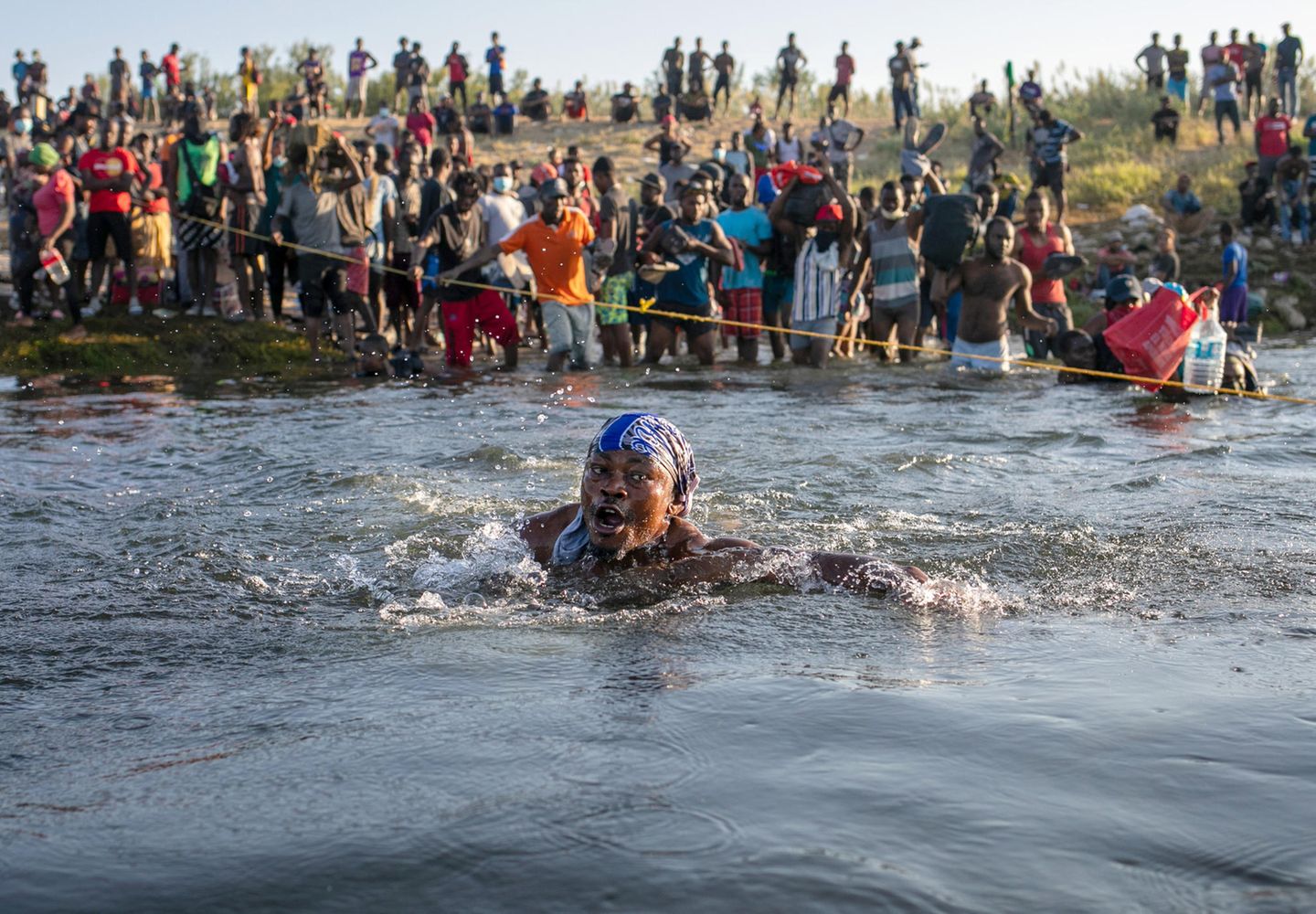 Schwimmend durchquert dieser haitianische Flüchtlinge den Rio Grande in Richtung Mexiko