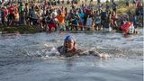 Schwimmend durchquert dieser haitianische Flüchtlinge den Rio Grande in Richtung Mexiko