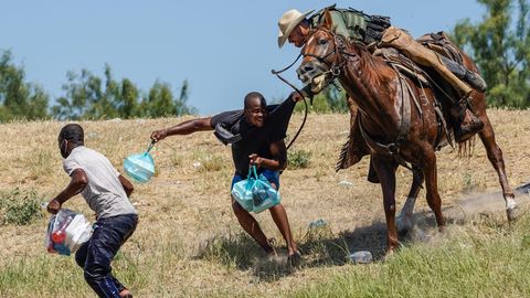 Ein berittener Beamter der US-Zoll- und Grenzschutzbehörde versucht, einen haitianischen Migranten aufzuhalten