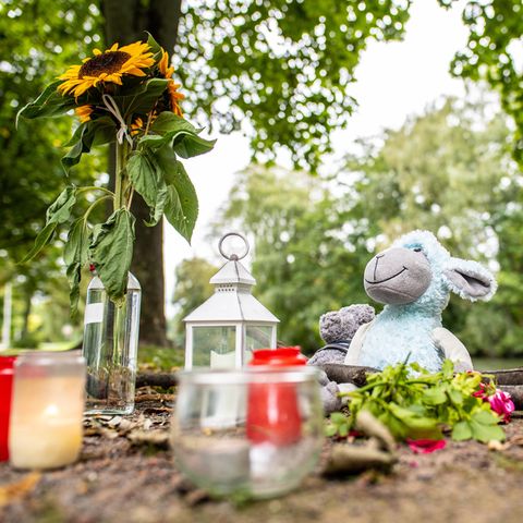 Am Ort, wo eine 25-Jährige tot aufgefunden wurde, haben Menschen Kerzen und Plüschtiere abgelegt