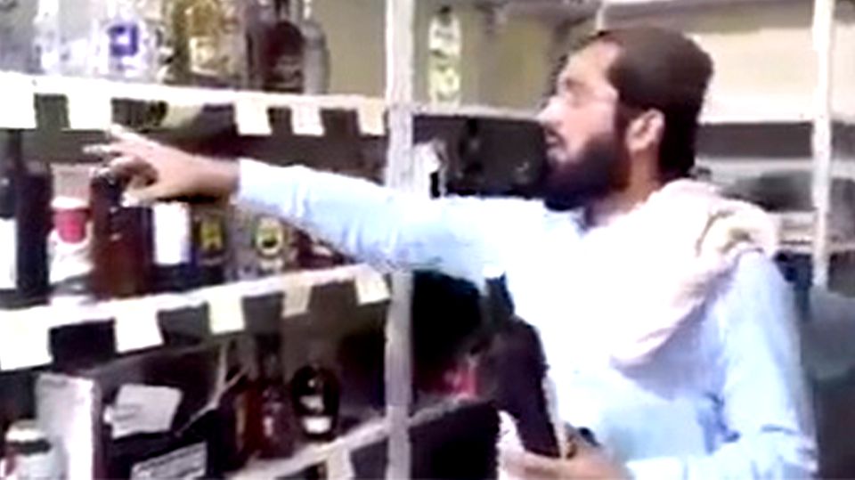 Taliban finden Alkohol-Vorrat – und nutzen ihn für Propaganda-Zwecke Taliban finden Alkohol-Vorrat – und nutzen ihn für Propaganda-Zwecke