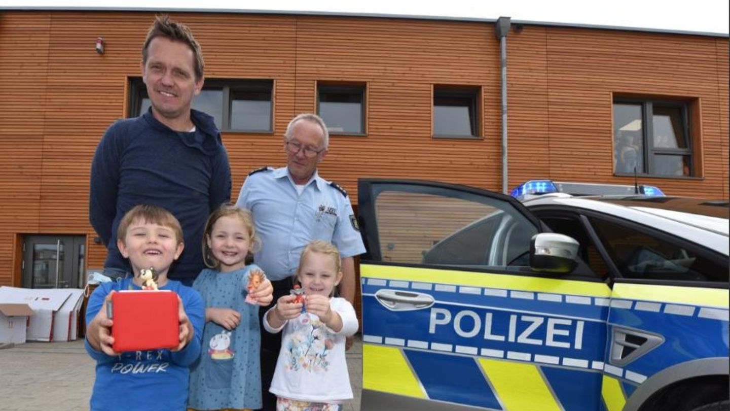 Polizeihauptkommissar Rainer Stach übergab die rote Erzählbox und drei Figuren an den stellvertretenden Leiter der Kita "Wundertüte", Marcel Rau, und drei Kinder