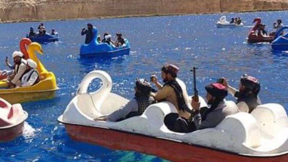 Afghanistan: Taliban-Kämpfer vergnügen sich in Bamyan auf Tretbooten auf einem See. Afghanistan: Taliban-Kämpfer vergnügen sich in Bamyan auf Tretbooten auf einem See.