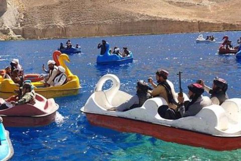 Afghanistan: Taliban-Kämpfer vergnügen sich in Bamyan auf Tretbooten auf einem See.