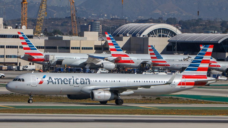Flugzeuge von American Airlines am internationalen Flufghafen von Los Angeles, USA