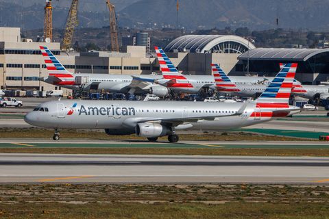 Flugzeuge von American Airlines am internationalen Flufghafen von Los Angeles, USA