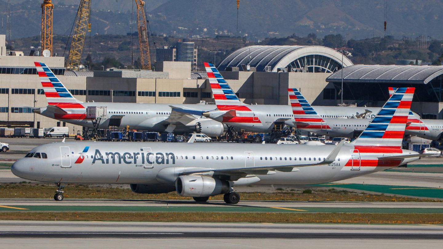 Flugzeuge von American Airlines am internationalen Flufghafen von Los Angeles