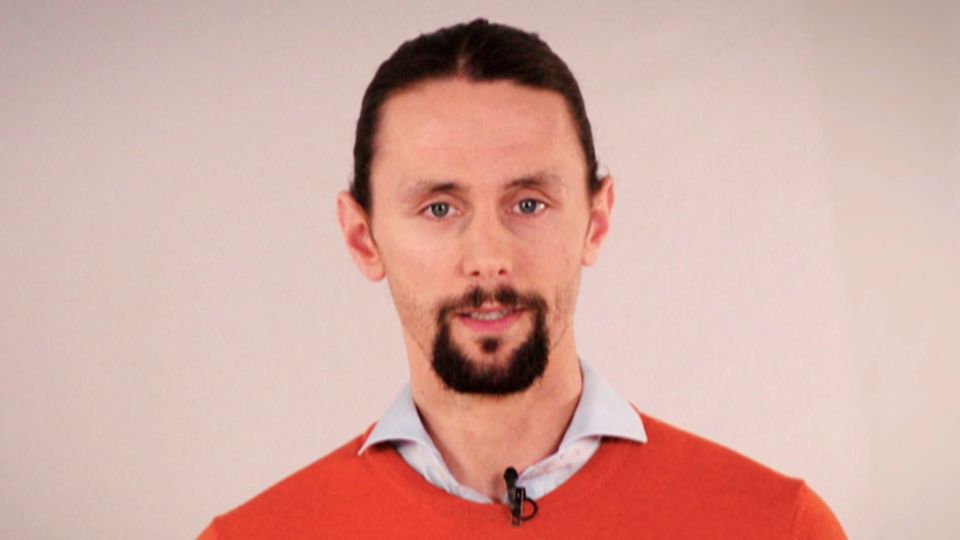 Profi-Fussballer Neven Subotic Profi-Fussballer Neven Subotic: "Frieden können wir nicht verteilen, Wasser schon"