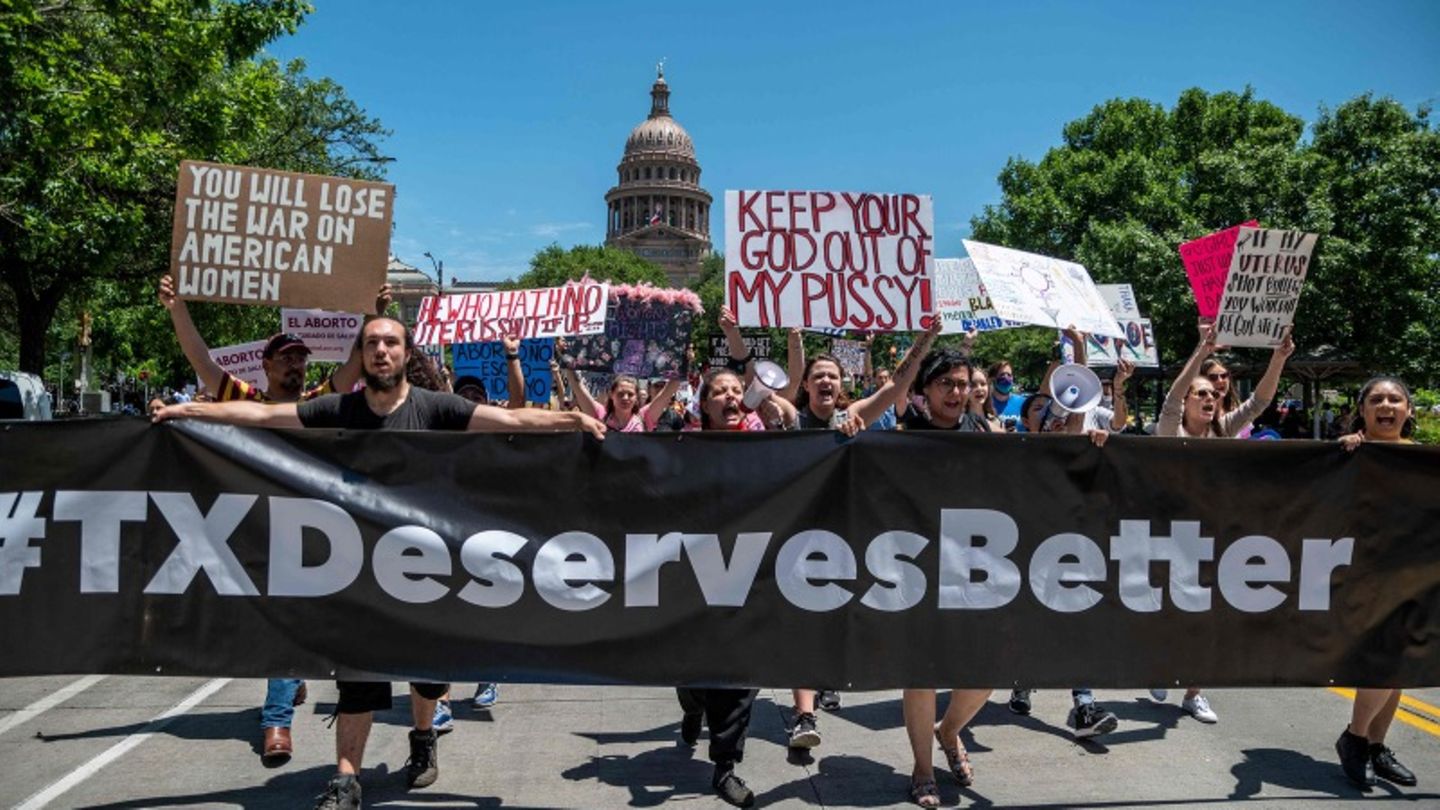 Menschen protestieren vor dem Kapitol gegen das neue strikte Abtreibungsgesetz in Texas