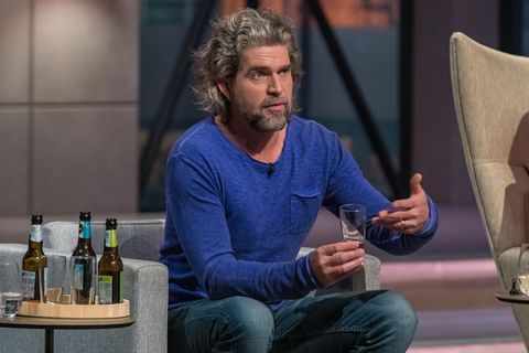 Nils Glagau begutachtet in der "Höhle der Löwen" die Getränke von Joybräu