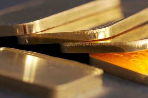 Goldbarren liegen auf einem Tisch