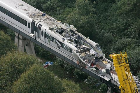 Mit völlig zerstörter Front steht das Wrack des Magnetschwebebahnzuges Transrapid 08 auf der Versuchsstrecke in Lathen