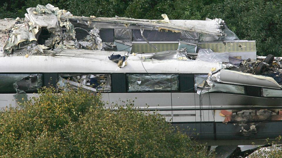 Transrapid Unglück Bei dem Unfall wurde das Dach des ersten Waggons vom Transrapid aufgerissen