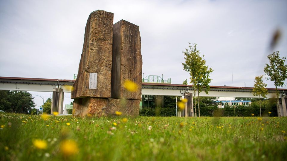 Transrapid Gedenkstein Ein Gedenkstein steht neben der Transrapid-Versuchsanlage Emsland