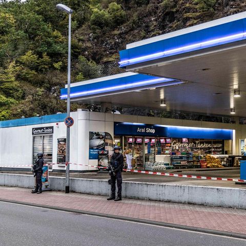 Polizisten sichern am frühen Morgen dieTankstelle in Idar-Oberstein