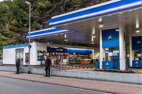 Polizisten sichern am frühen Morgen dieTankstelle in Idar-Oberstein