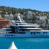 Motoryacht im Hafen von Nizza