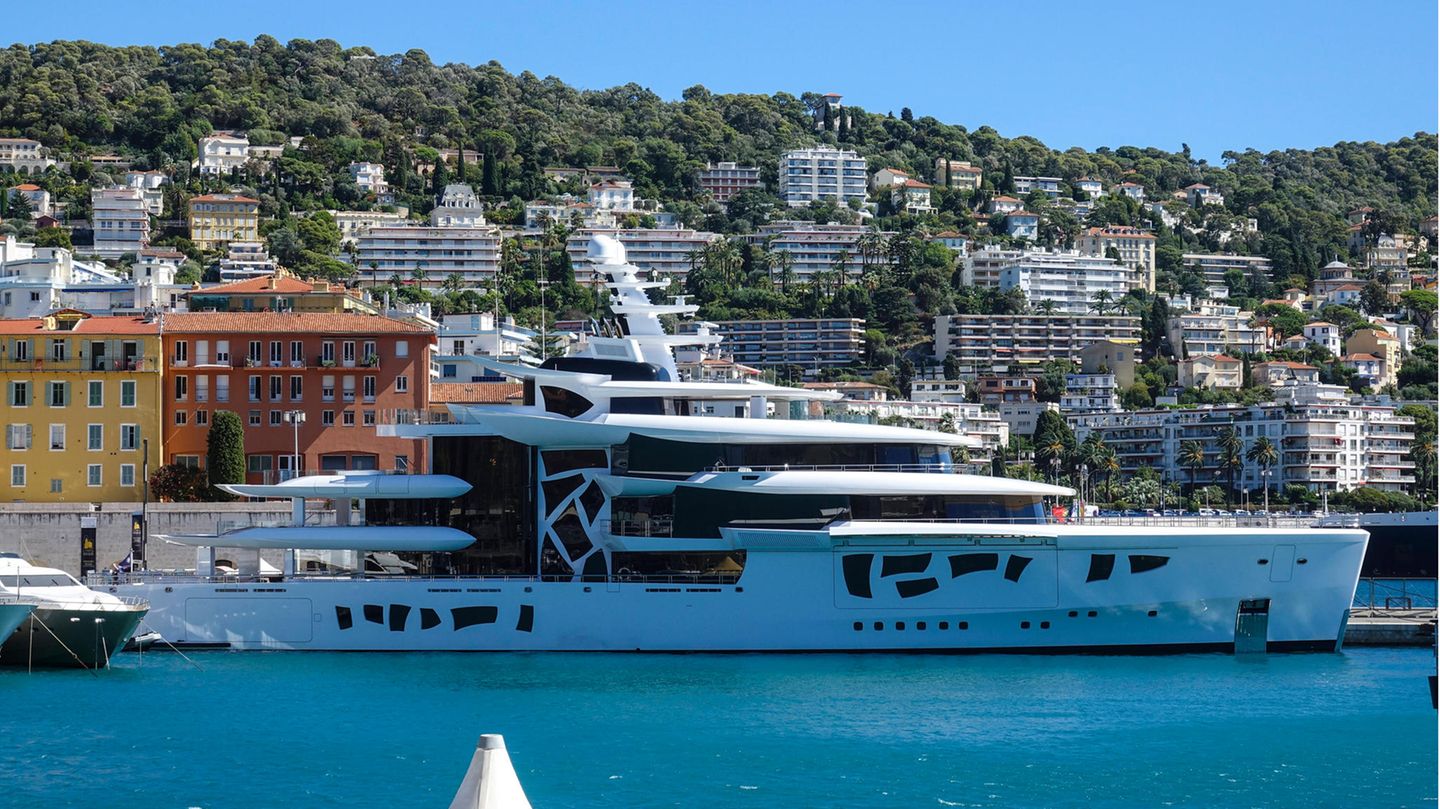 Motoryacht im Hafen von Nizza