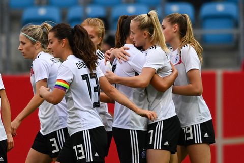 Angreiferin Lea Schüller (2.v.r.) brach den Bann gegen Serbien