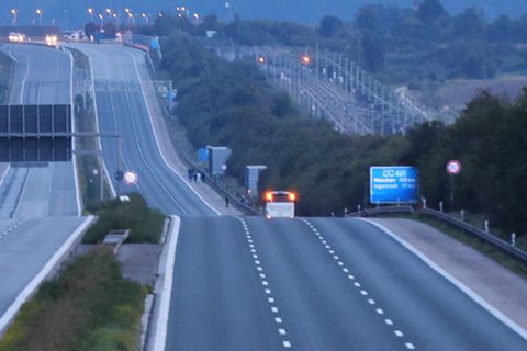 Ein weißer Reisebus steht auf der Autobahn 9 in Fahrtrichtung Münche