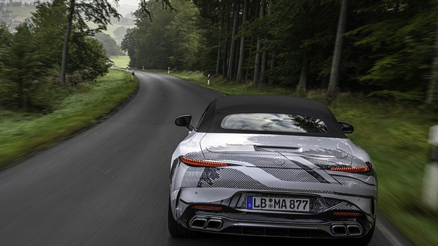 Prototype testing of the new Mercedes-AMG SL R 232: retro drive Prototype testing of the new Mercedes-AMG SL R 232: retro drive