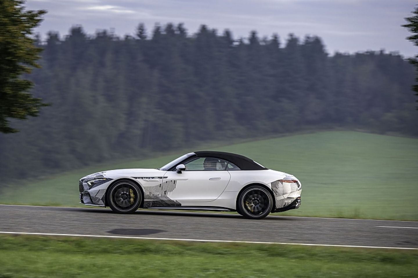 Der Mercedes AMG SL 2022 (R 232) hat typische Roadster-Proportionen