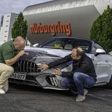 AMG-Technikchef Jochen Hermann (rechts) erklärt die technischen Details