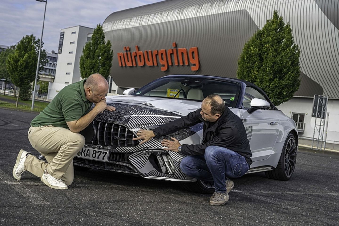 AMG-Technikchef Jochen Hermann (rechts) erklärt die technischen Details