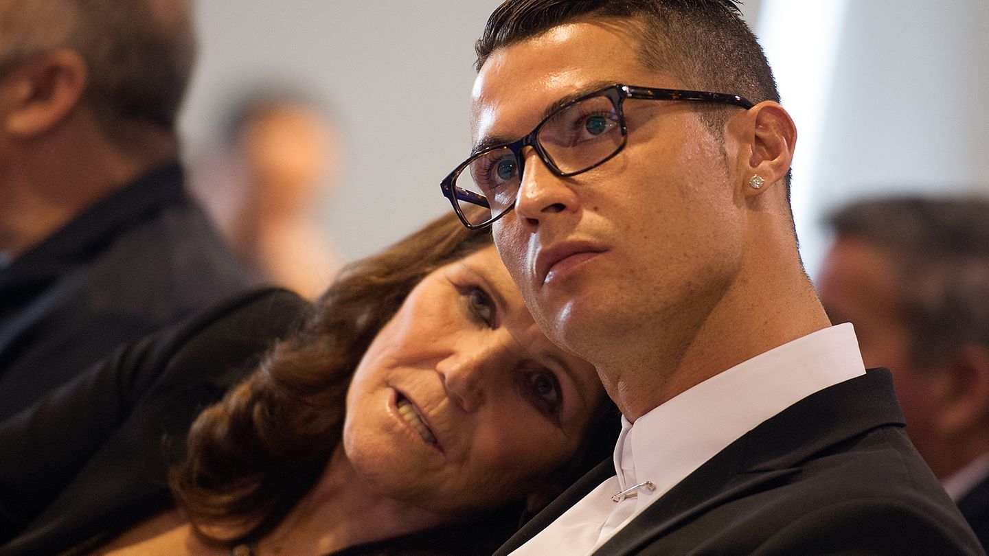 Cristiano Ronaldos Mutter Dolores Aveiro Hofft Auf Cr7 Ruckkehr Zu Sporting Stern De