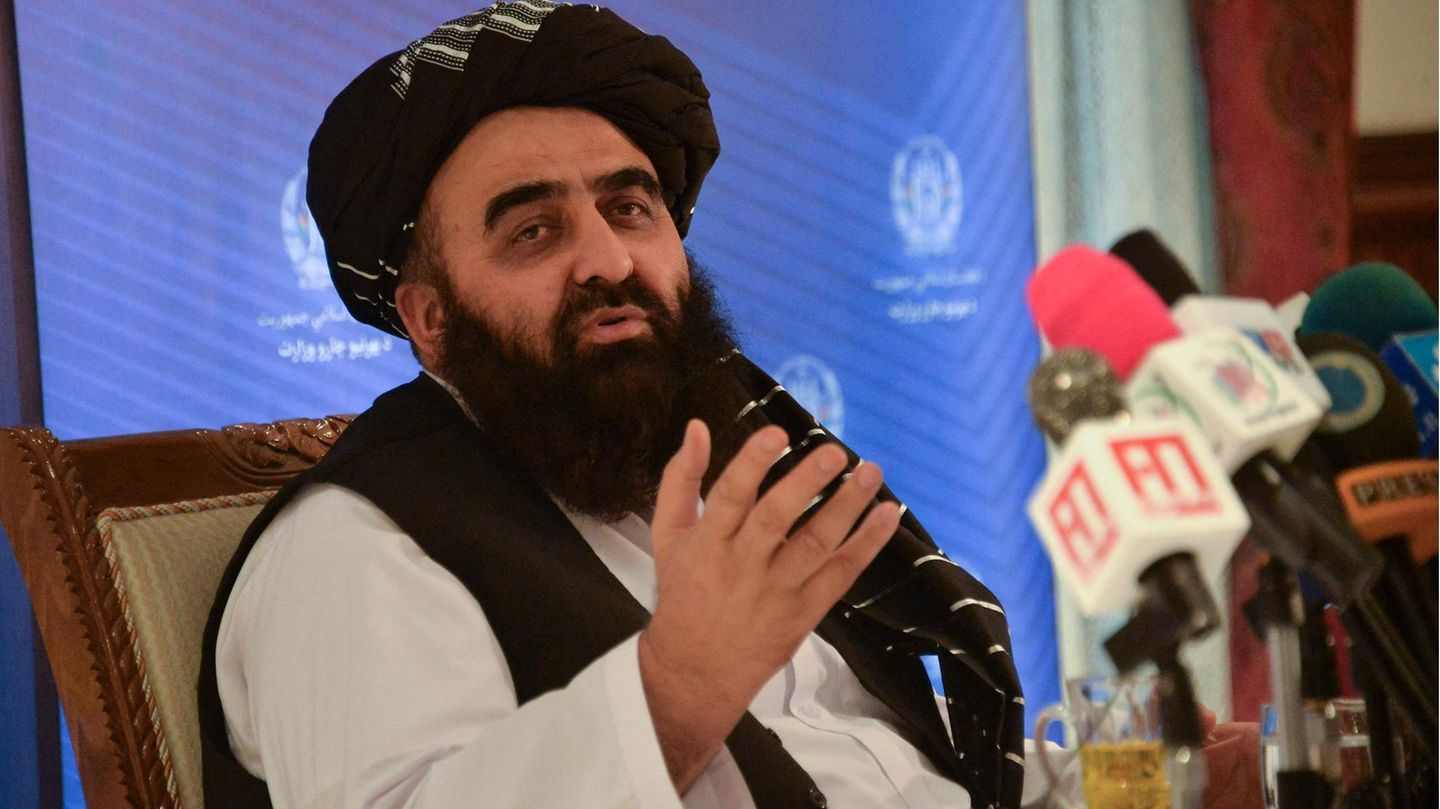 Taliban-Außenminister Amir Chan Motaki spricht und gestikuliert