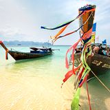 Longtail-Boote an der Küste